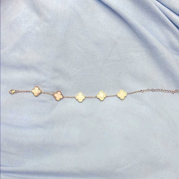 New Gold and White Clover Bracelet Stainless Steel. - Picture 2 of 3